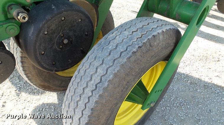 image for item DC5588 2005 John Deere 1770NT CCS MaxEmerge XP planter