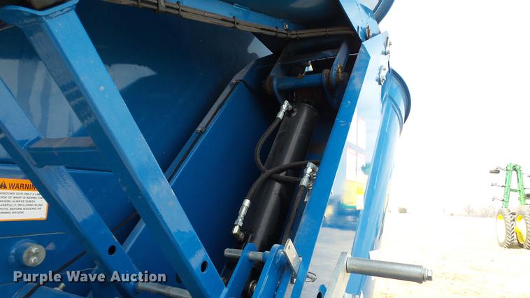 image for item DC5589 2009 Kinze 1050 grain cart