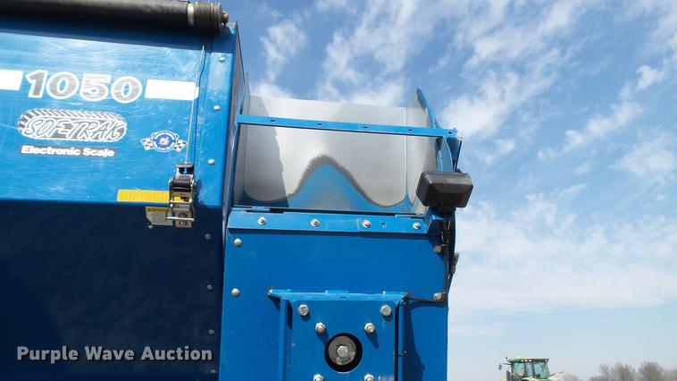 image for item DC5589 2009 Kinze 1050 grain cart