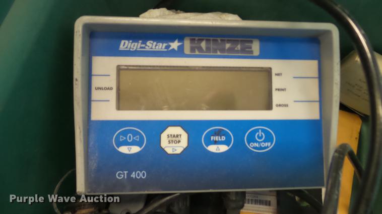 image for item DC5589 2009 Kinze 1050 grain cart