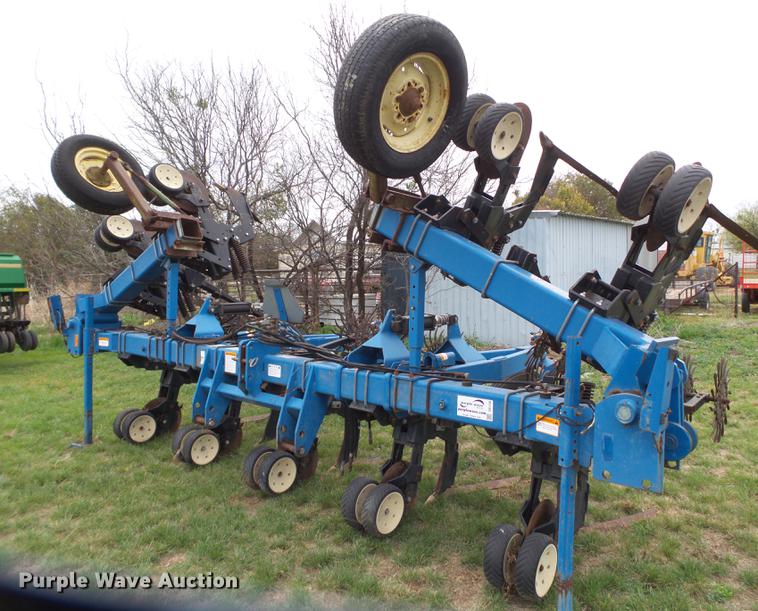 image for item DD1196 Kinze row crop cultivator