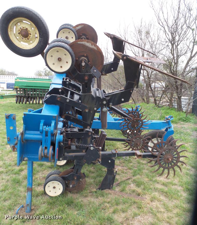 image for item DD1196 Kinze row crop cultivator