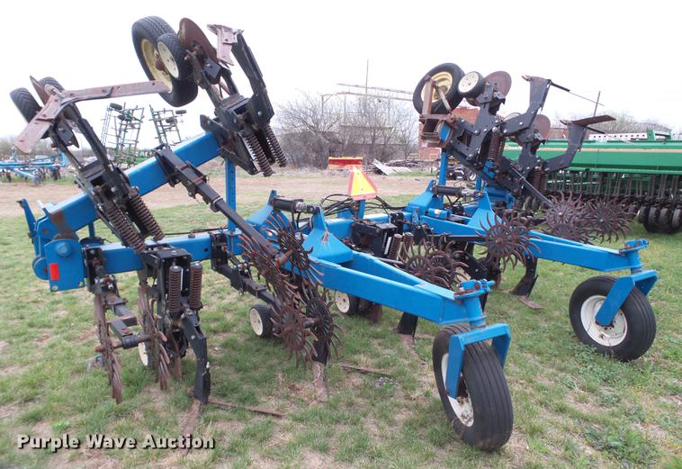 image for item DD1196 Kinze row crop cultivator