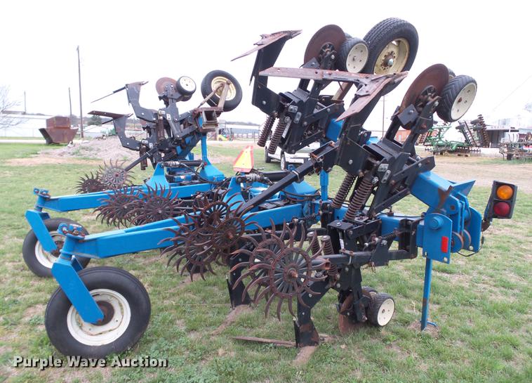 image for item DD1196 Kinze row crop cultivator
