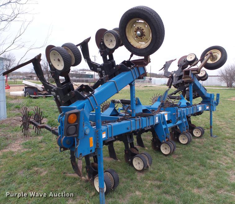image for item DD1196 Kinze row crop cultivator