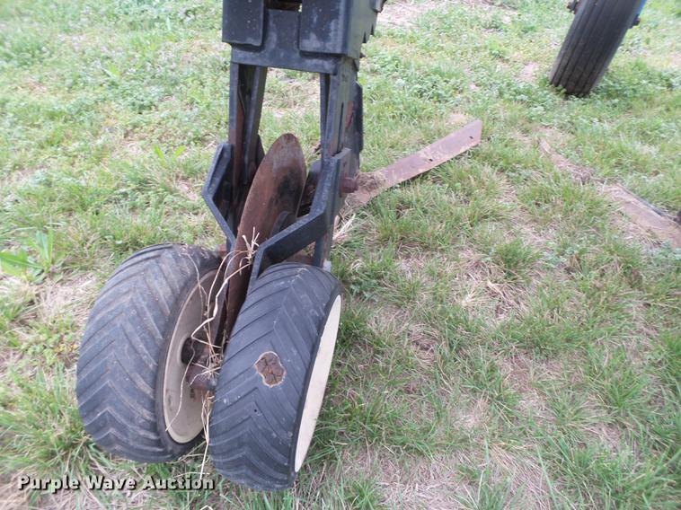 image for item DD1196 Kinze row crop cultivator