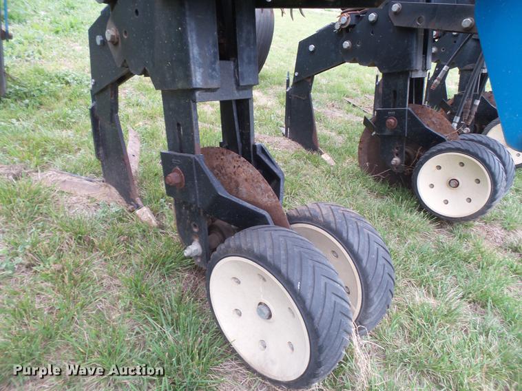 image for item DD1196 Kinze row crop cultivator