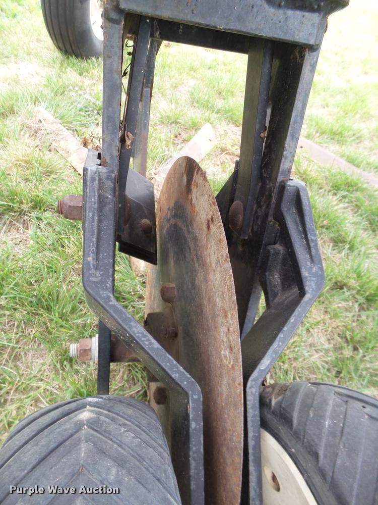 image for item DD1196 Kinze row crop cultivator