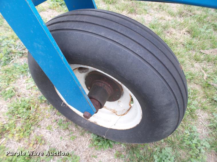 image for item DD1196 Kinze row crop cultivator