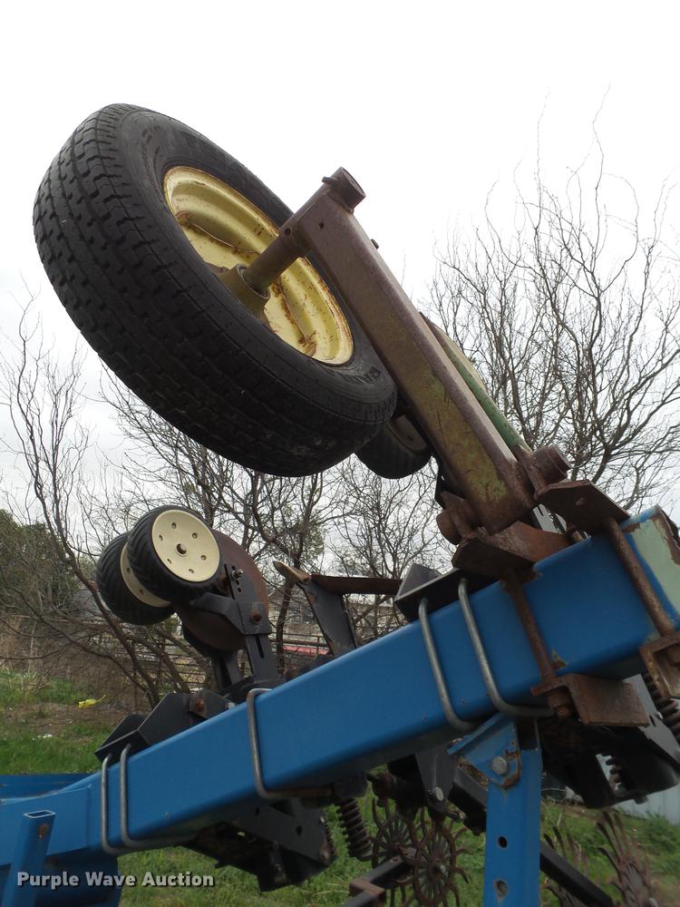 image for item DD1196 Kinze row crop cultivator