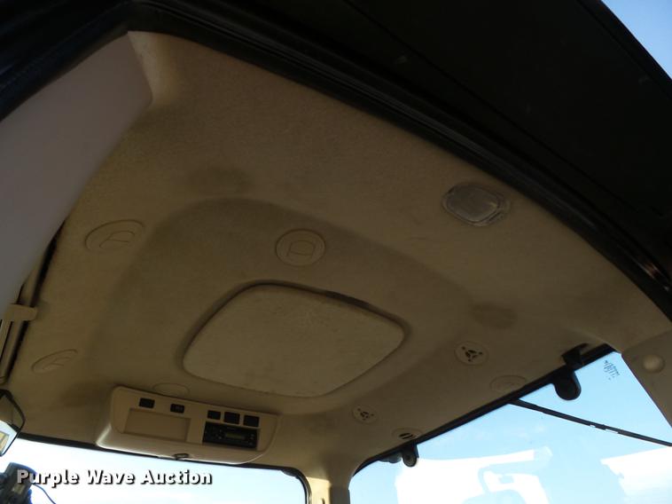 image for item DD1225 2013 John Deere 8235R MFWD tractor