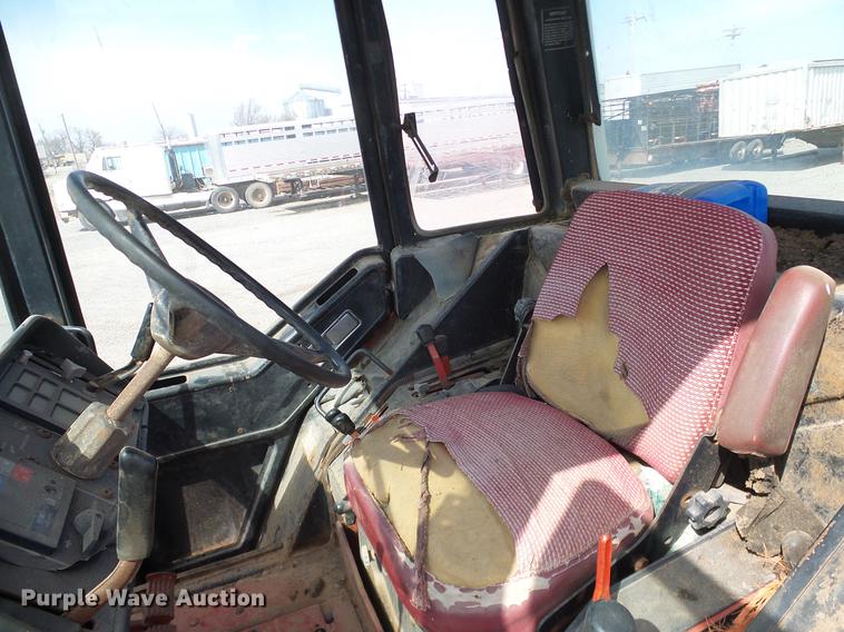 image for item DD1361 1981 International 1486 tractor