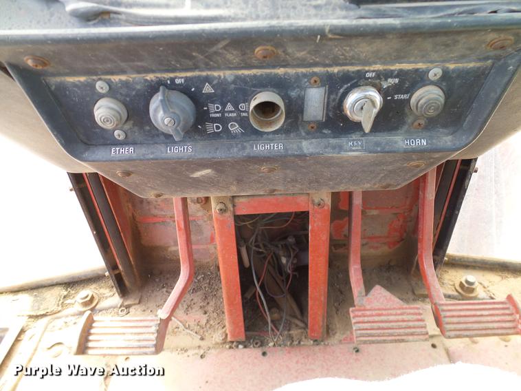 image for item DD1361 1981 International 1486 tractor