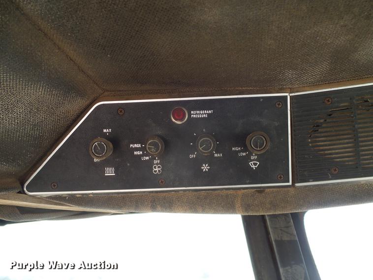 image for item DD1361 1981 International 1486 tractor