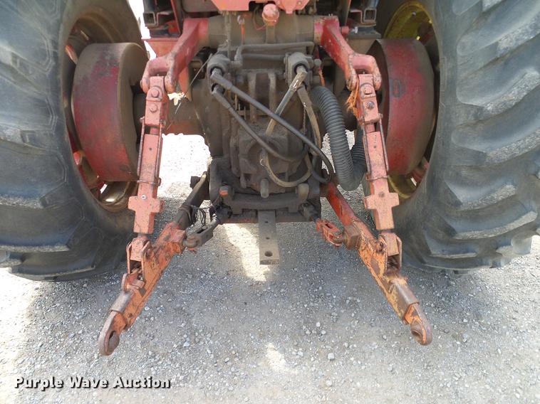 image for item DD1361 1981 International 1486 tractor