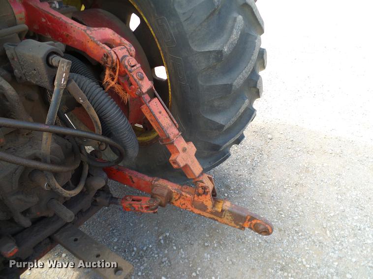 image for item DD1361 1981 International 1486 tractor