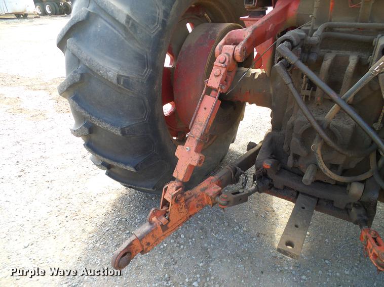 image for item DD1361 1981 International 1486 tractor