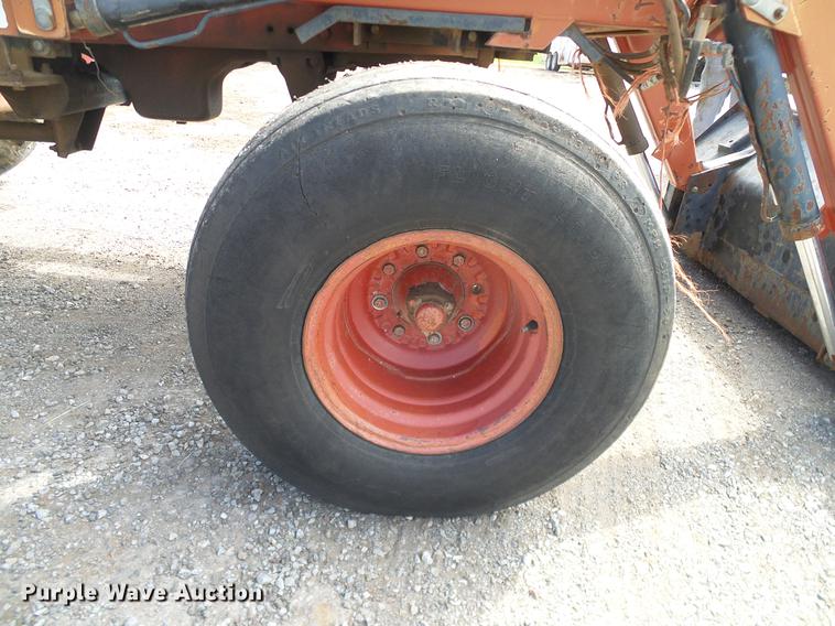 image for item DD1361 1981 International 1486 tractor