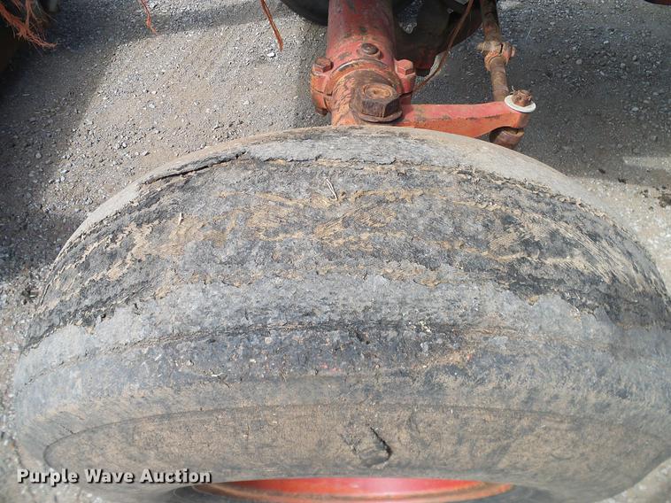 image for item DD1361 1981 International 1486 tractor