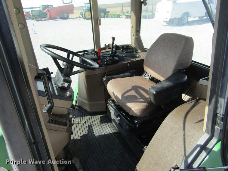 image for item DE6661 1998 John Deere 7810 MFWD tractor