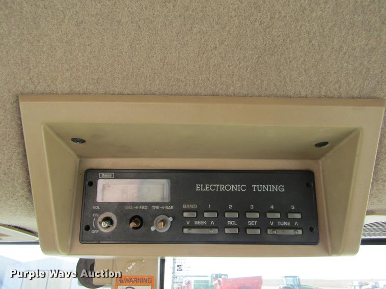 image for item DE6661 1998 John Deere 7810 MFWD tractor