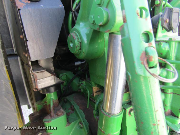 image for item DE6661 1998 John Deere 7810 MFWD tractor