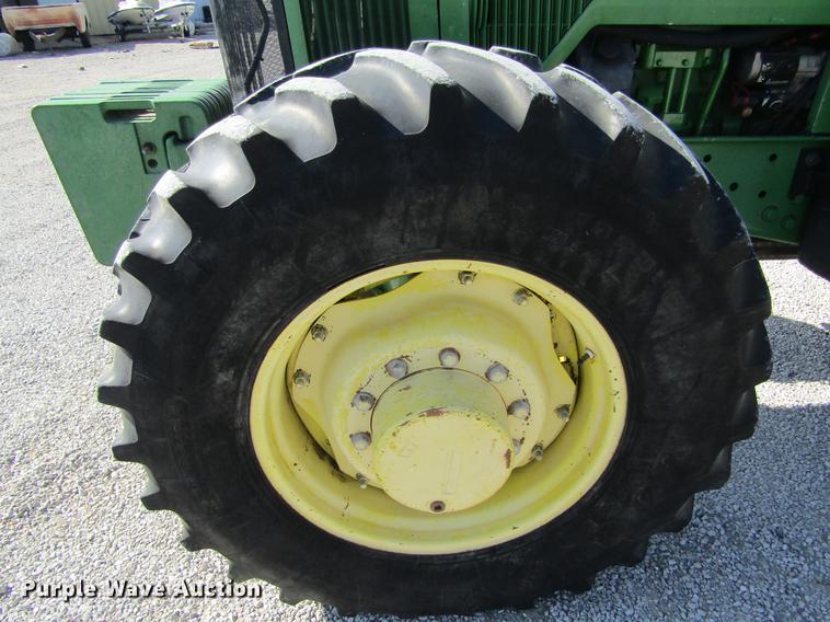 image for item DE6661 1998 John Deere 7810 MFWD tractor