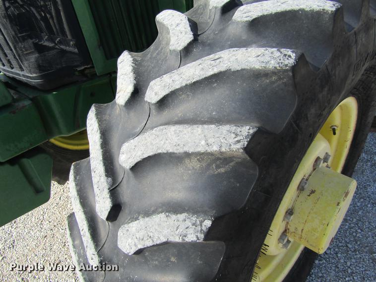 image for item DE6661 1998 John Deere 7810 MFWD tractor