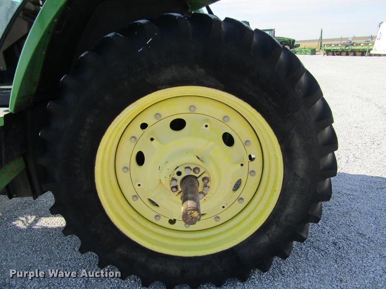 image for item DE6661 1998 John Deere 7810 MFWD tractor