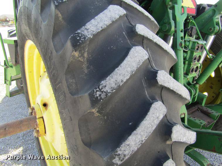 image for item DE6661 1998 John Deere 7810 MFWD tractor