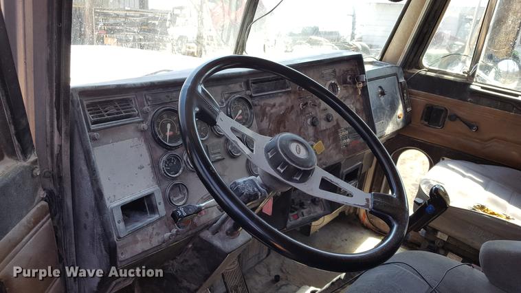 image for item DF3594 1996 Peterbilt 357 applicator truck