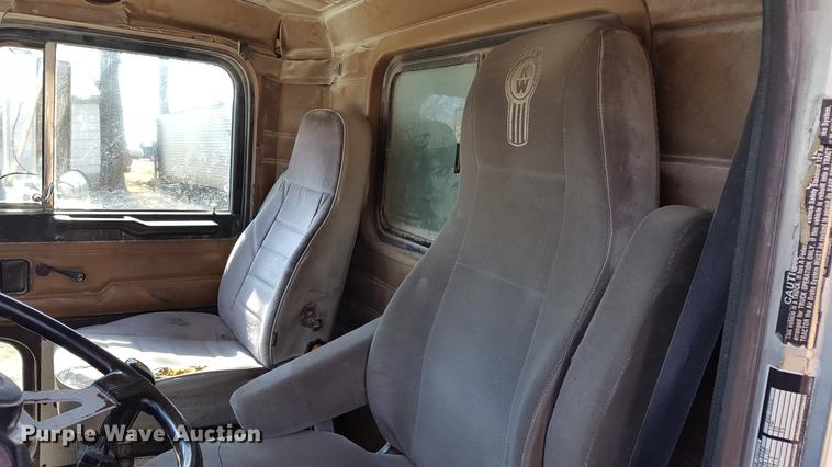 image for item DF3594 1996 Peterbilt 357 applicator truck