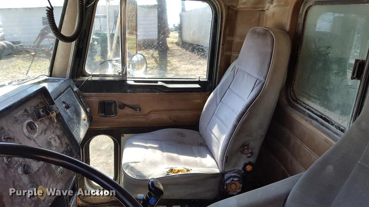 image for item DF3594 1996 Peterbilt 357 applicator truck