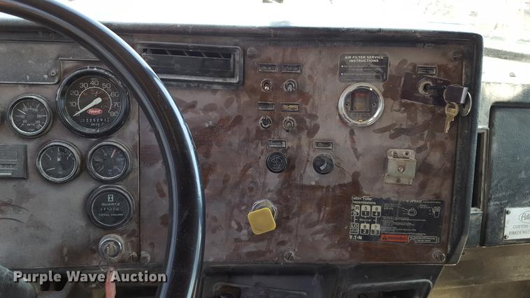 image for item DF3594 1996 Peterbilt 357 applicator truck