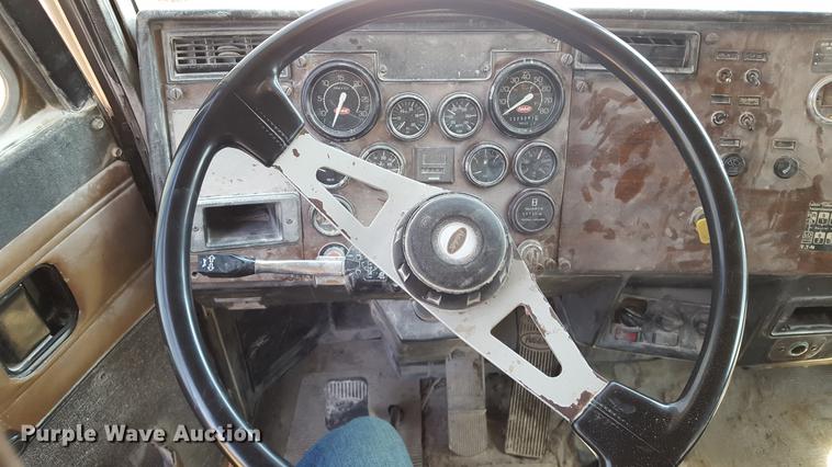 image for item DF3594 1996 Peterbilt 357 applicator truck