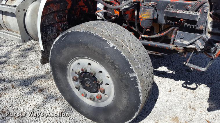 image for item DF3594 1996 Peterbilt 357 applicator truck