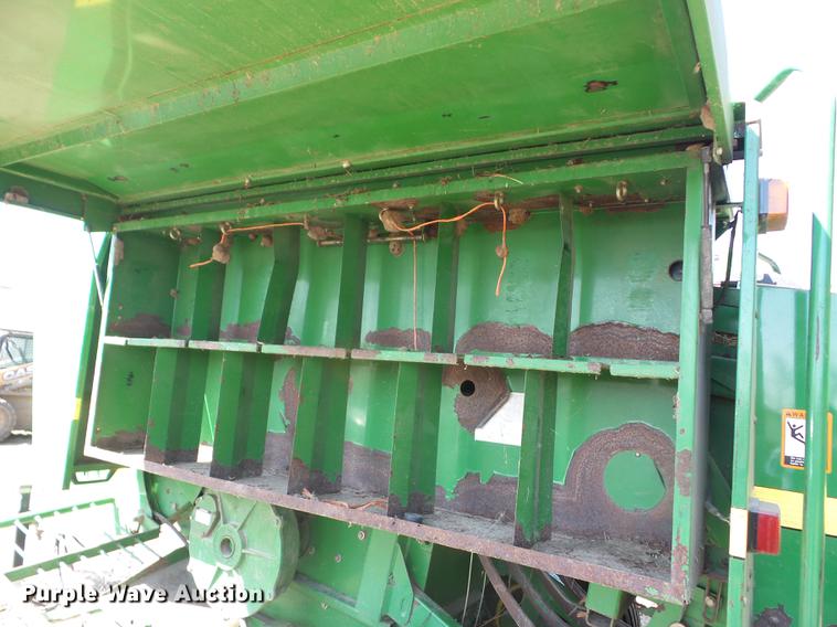 image for item EI9771 2001 John Deere 100 large square baler