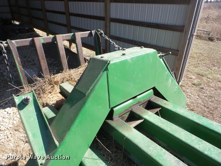 image for item EI9771 2001 John Deere 100 large square baler