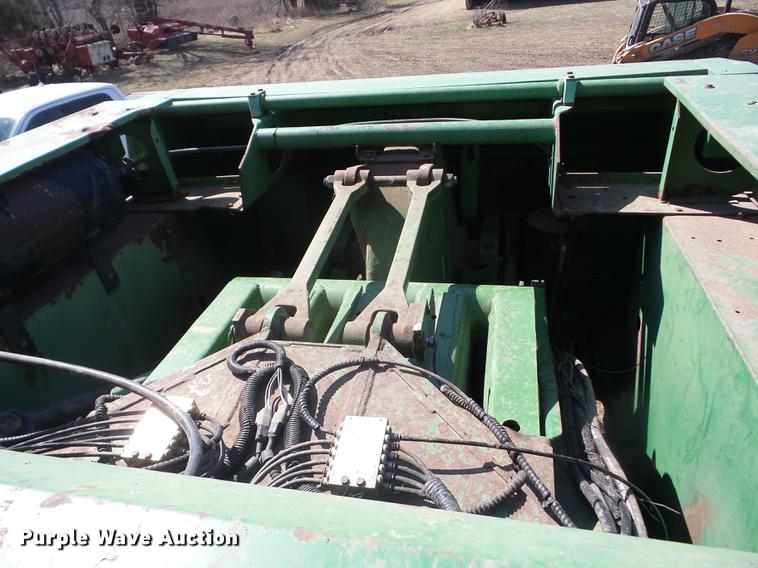 image for item EI9771 2001 John Deere 100 large square baler