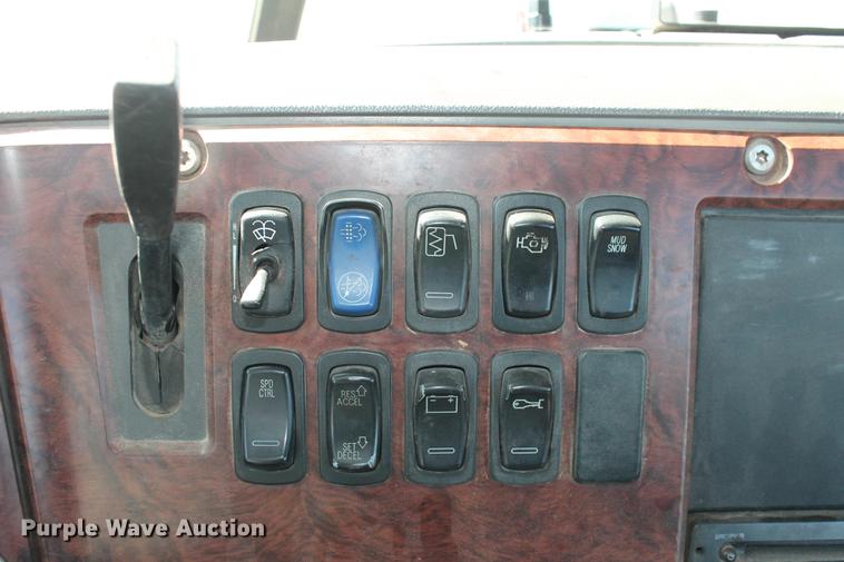 image for item DB5162 2008 Mack CHU613 semi truck