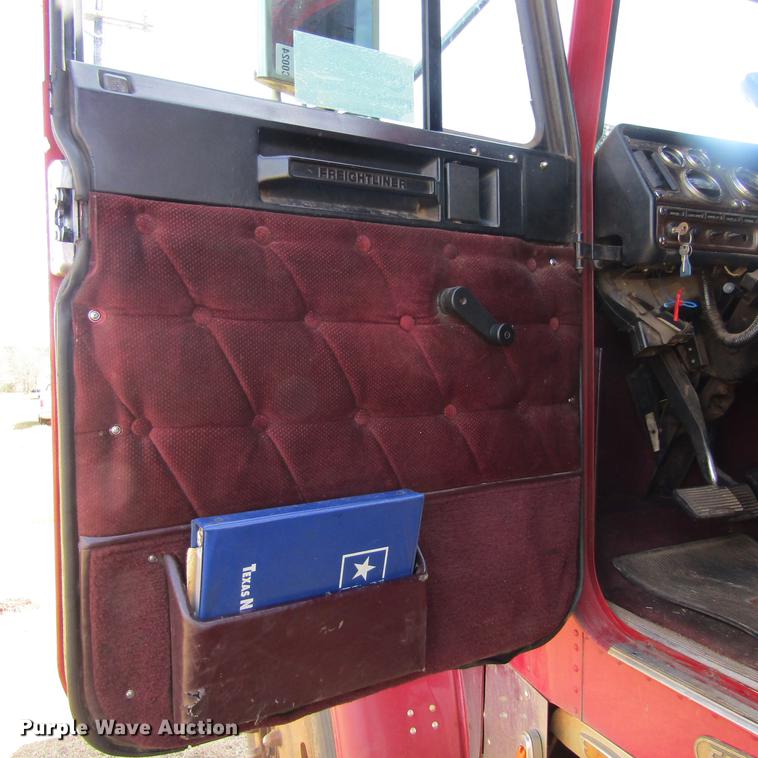 image for item DC0024 1995 Freightliner FLD120 Classic semi truck