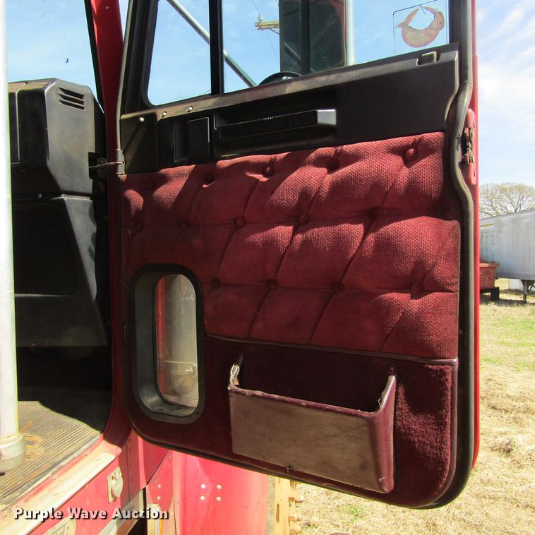 image for item DC0024 1995 Freightliner FLD120 Classic semi truck