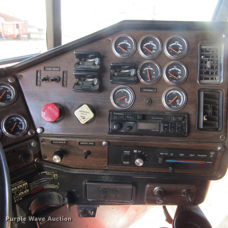 image for item DC0024 1995 Freightliner FLD120 Classic semi truck