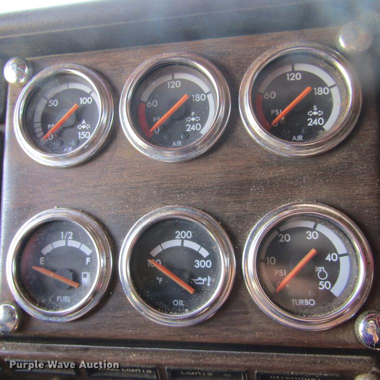 image for item DC0024 1995 Freightliner FLD120 Classic semi truck