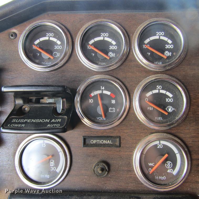 image for item DC0024 1995 Freightliner FLD120 Classic semi truck