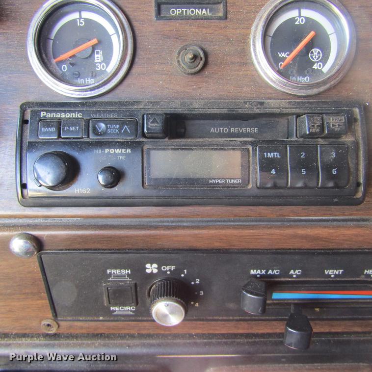 image for item DC0024 1995 Freightliner FLD120 Classic semi truck