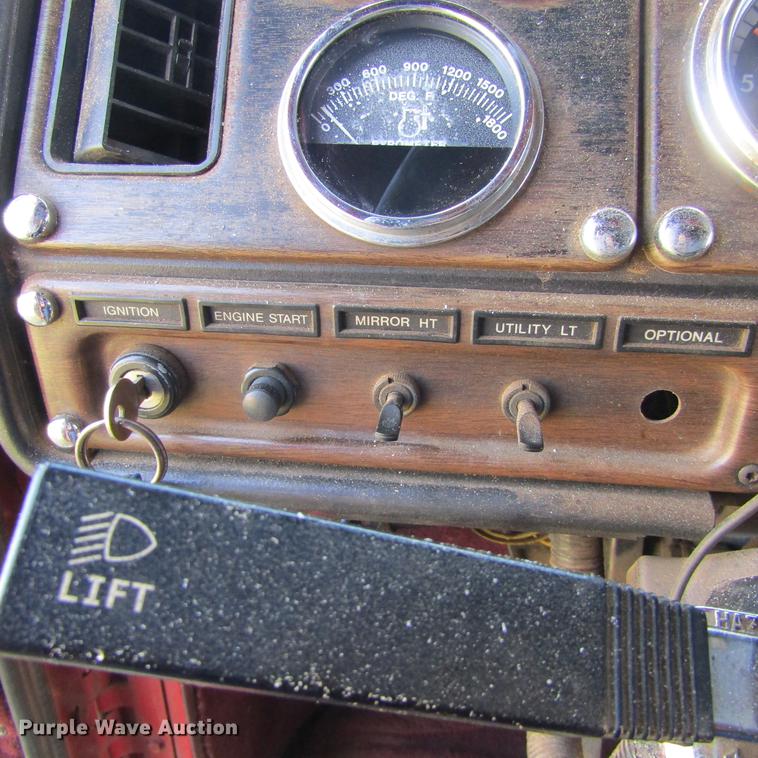 image for item DC0024 1995 Freightliner FLD120 Classic semi truck