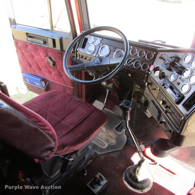 image for item DC0024 1995 Freightliner FLD120 Classic semi truck