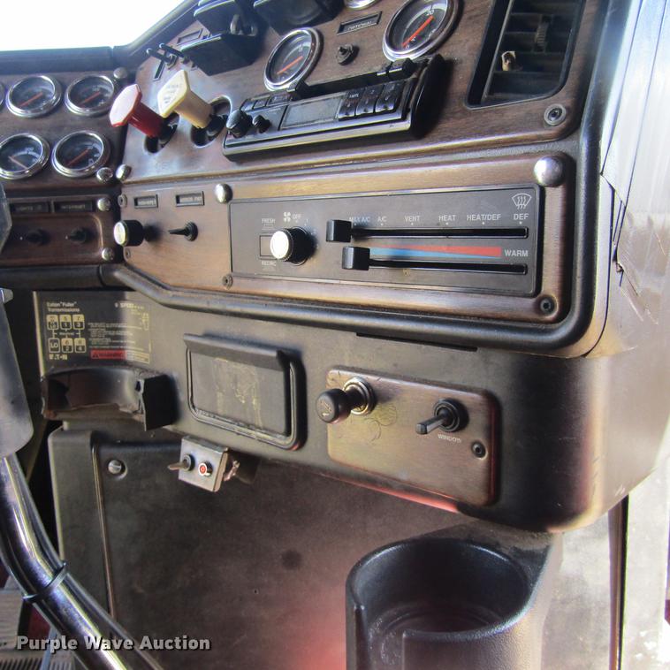 image for item DC0024 1995 Freightliner FLD120 Classic semi truck