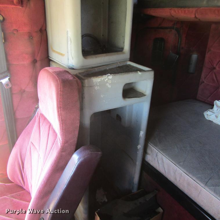 image for item DC0024 1995 Freightliner FLD120 Classic semi truck